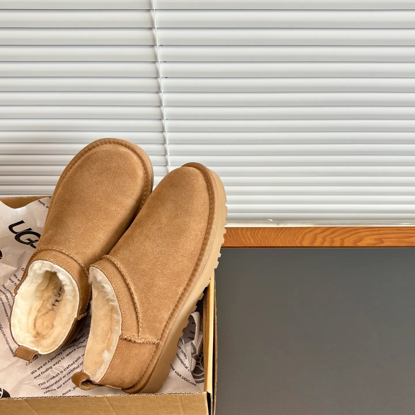 💰420 original quality✅ Ugg Classic Micro 3891 has no complicated elements, only simple colors and combinations, classic, stylish, and a little bit of relaxation. Putting on sugar-fried chestnut flavor 🌰UGG thin-soled shoes is what early autumn should look like. 🍂Classic Micro classic super mini. The classic boot shape is equipped with a lower-cut design. It not only modifies the leg shape, but also completes the 💯 versatile attributes. American sports style and daily commuting are all easy to control️ 🍂Elea Slip-On Thin slip-on Half-drag design + classic maroon color, fashionable and comfortable Thin sole, no pressure to wear all day long 🍂size:35-40 🍂col: maroon/sand/light oak brown